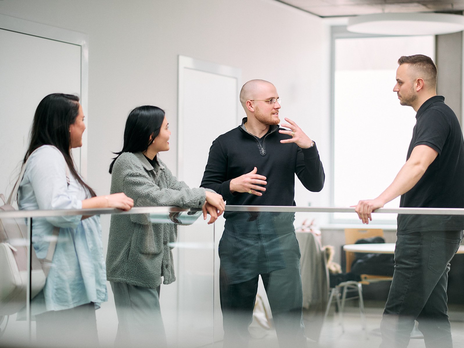 Wirtschaftsingenieurwesen Studierende der ESB Business School im Gespräch miteineander
