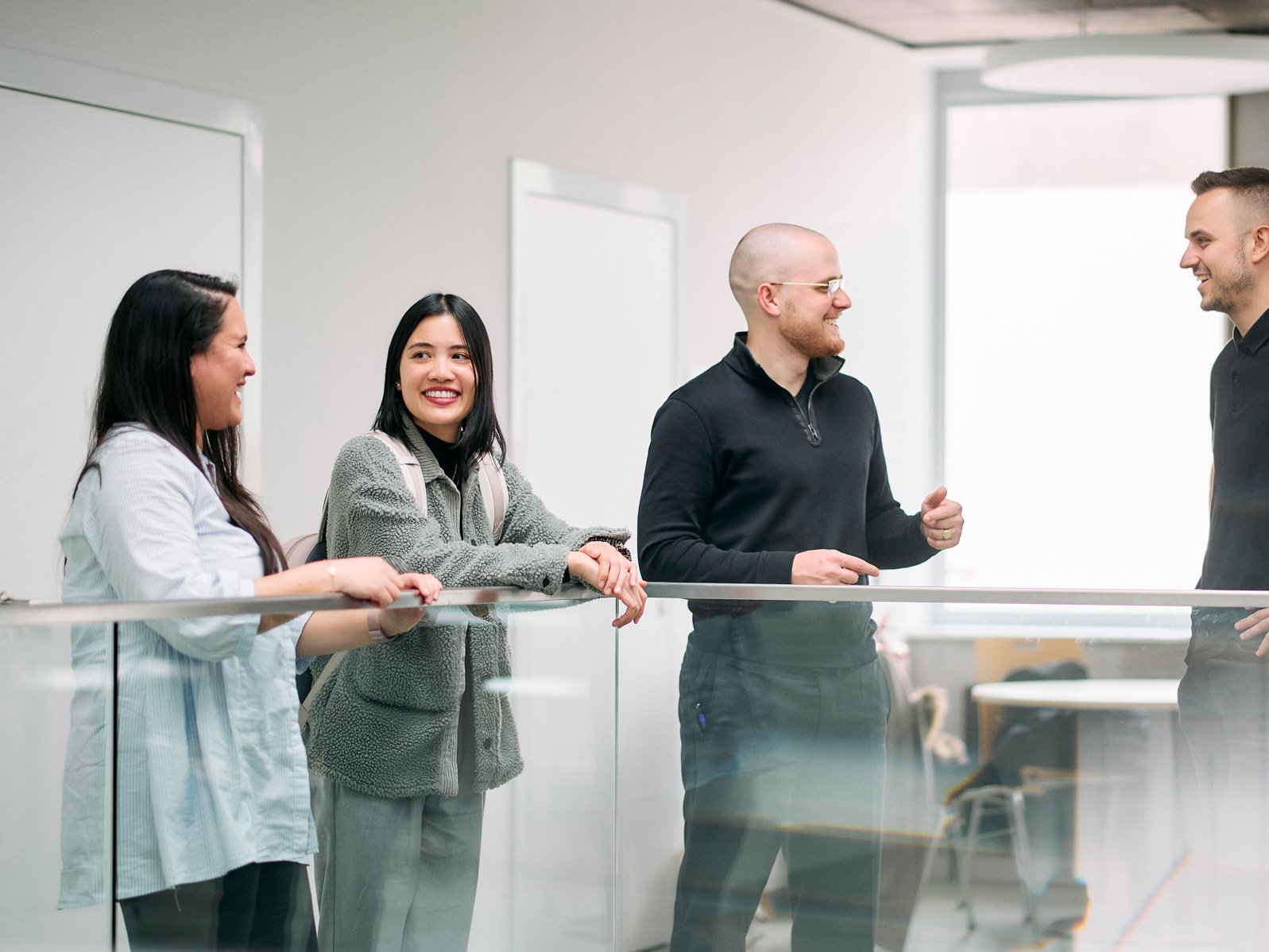 International Management Full-Time Studierende der ESB Business School unterhalten sich im Gang