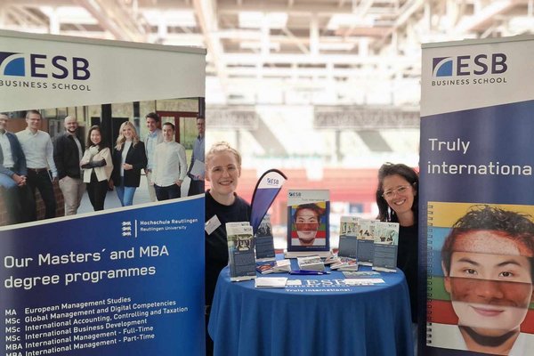Zwei ESB-Studiengangvertreterinnen am Messestand