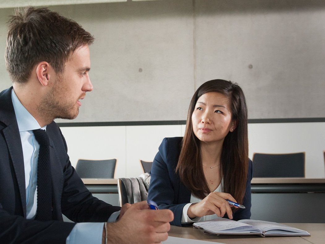 Studierende der ESB Business School Operations Management im Gespräch mit einem Vertreter eines Partnerunternehmens