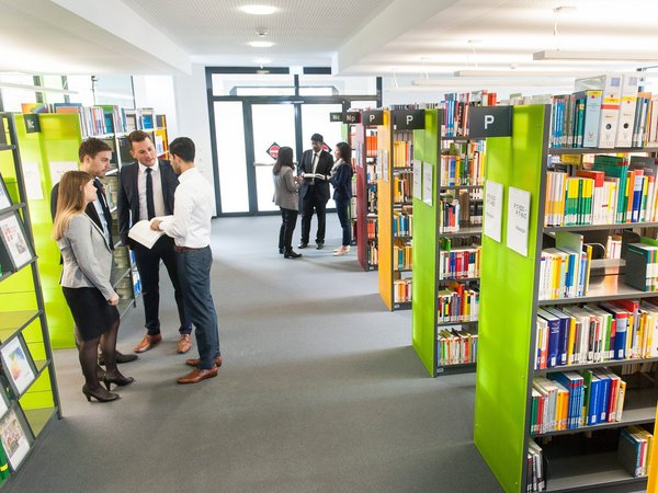 International Retail Management Studierende der ESB Business School beim Gespräch miteinander in der Bibliothek.