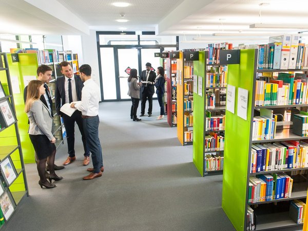 Consulting & Business Analytics Studierende der ESB Business School beim Gespräch miteinander in der Bibliothek.