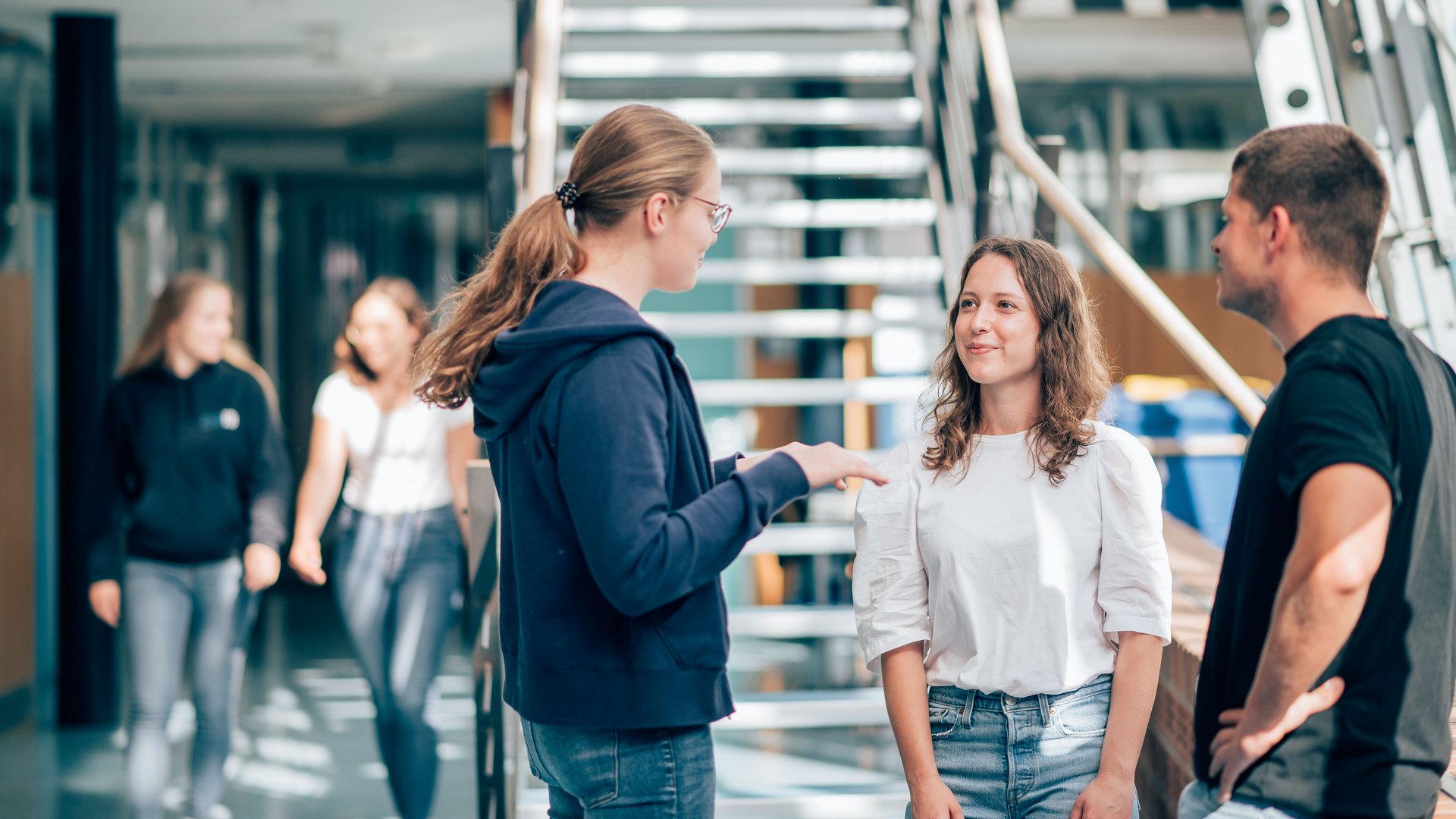 Studenten der ESB Business School unterhalten sich auf dem Flur