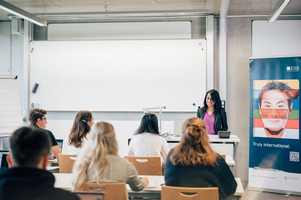 Studierende der International Business Studiengang bei einer Vorlesung an der ESB Business School.