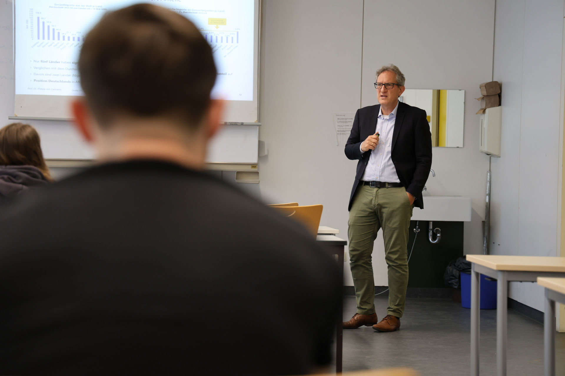 Prof. von Carlowitz hält eine Schnuppervorlesung am Tag der offenen Tür 2026