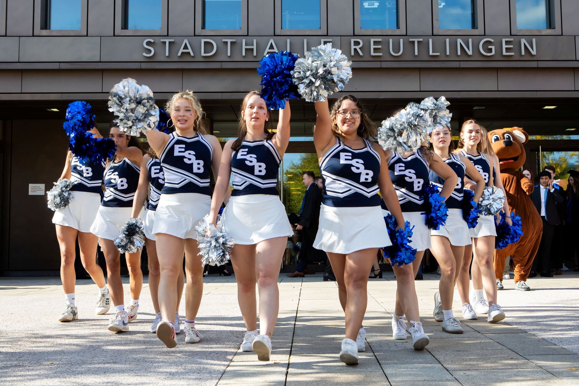 ESB Cheerleader vor der Stadthalle Reutlingen