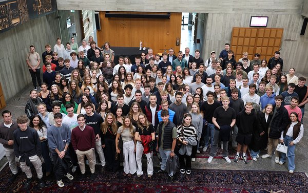 Studierende der ESB Bsuiness School werden vom Reutlinger Finanz- und Wirtschaftsbürgermeister Roland Wintzen begrüßt