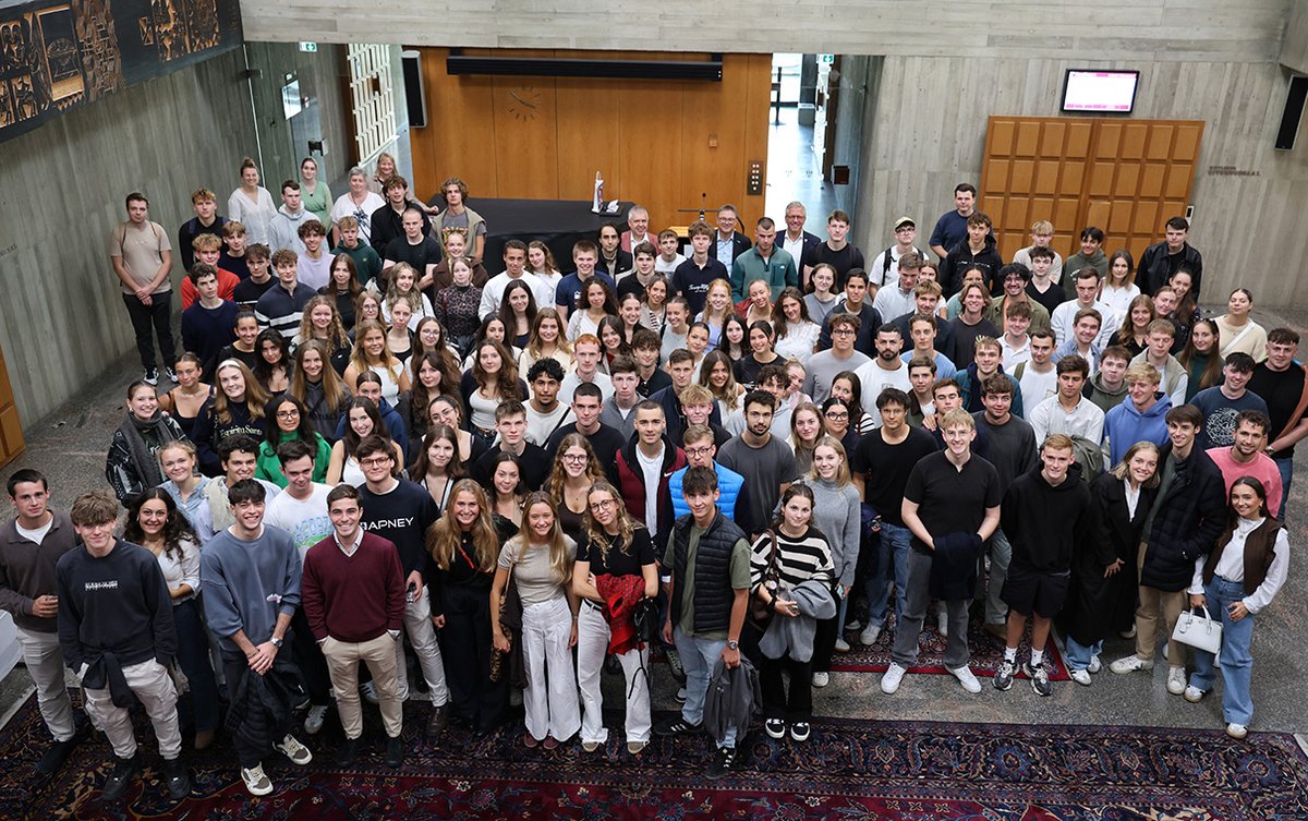Studierende der ESB Bsuiness School werden vom Reutlinger Finanz- und Wirtschaftsbürgermeister Roland Wintzen begrüßt