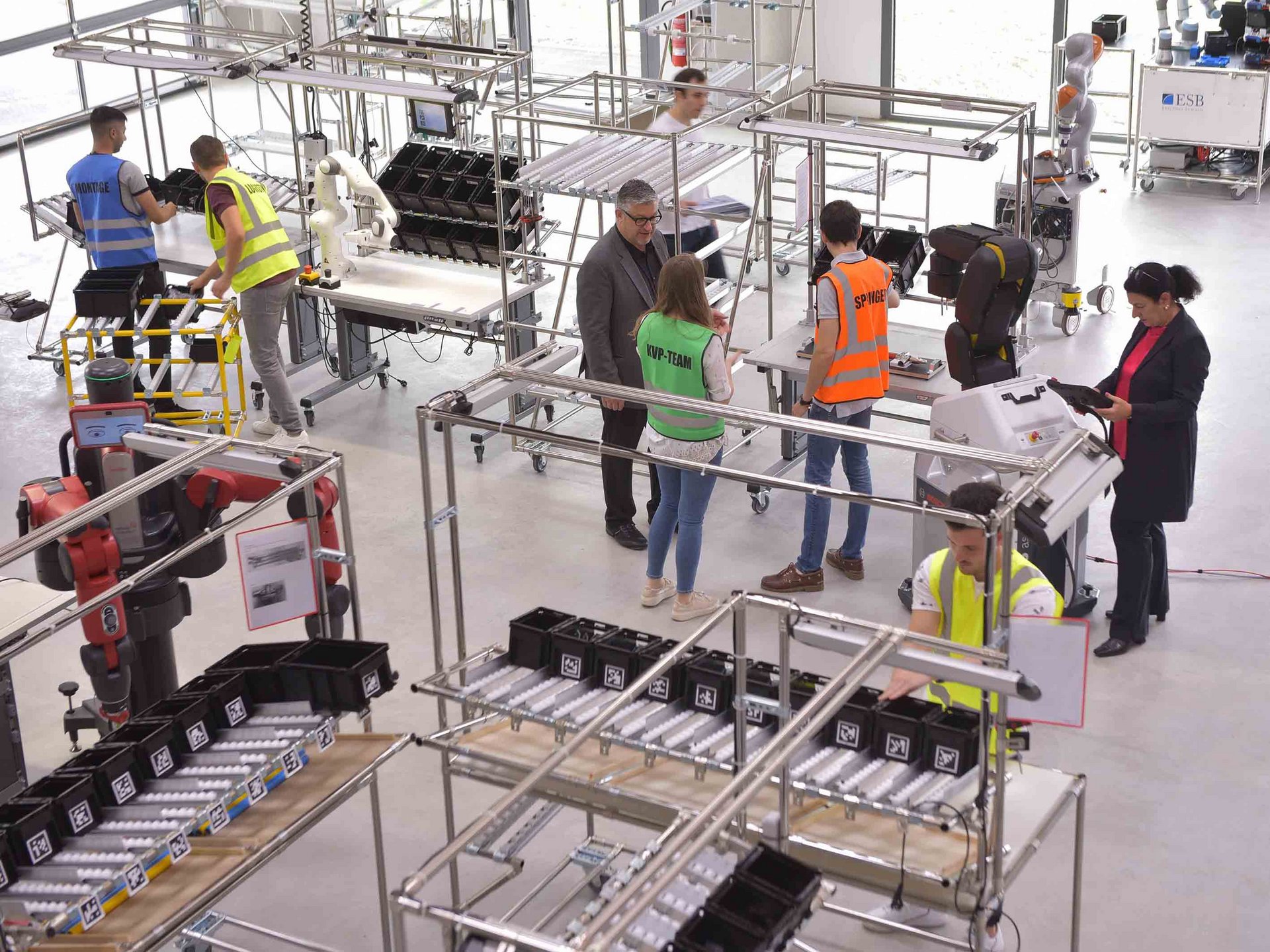 ESB-Studenten bei der Arbeit in ihrem Praktikumsunternehmen