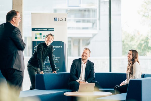 International Management. Für Offiziere und Professionals Professor and Students interacting at the ESB Business School.