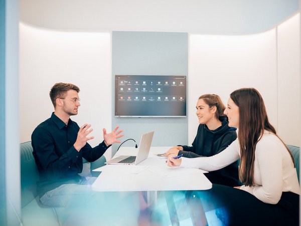 International Accounting, Controlling and Taxation Studierende bei der Arbeit an einem Projekt in einem der ESB Business School Bibliotheksräume.