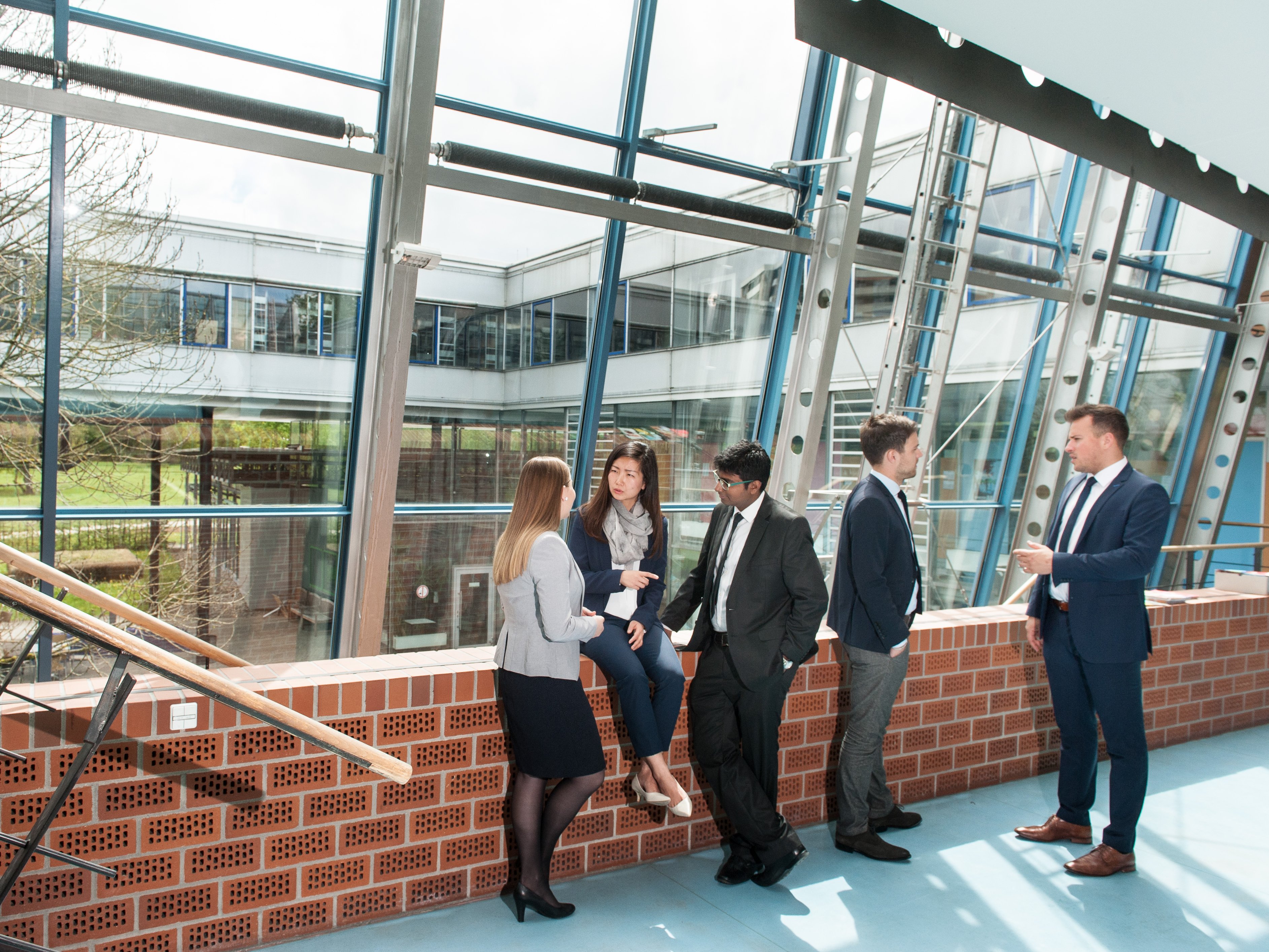 Operation Management Studierende der ESB Business School unterhalten sich im Gang
