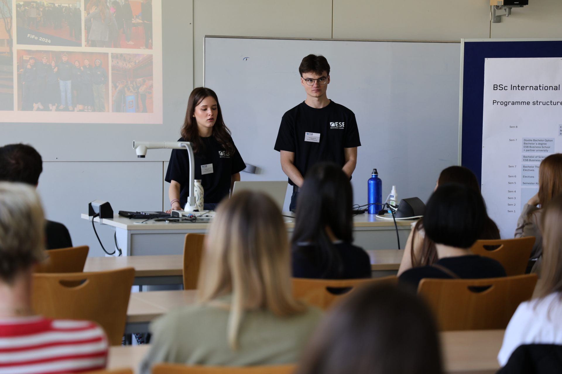 Studierende präsentieren, was den ESB Spirit ausmacht