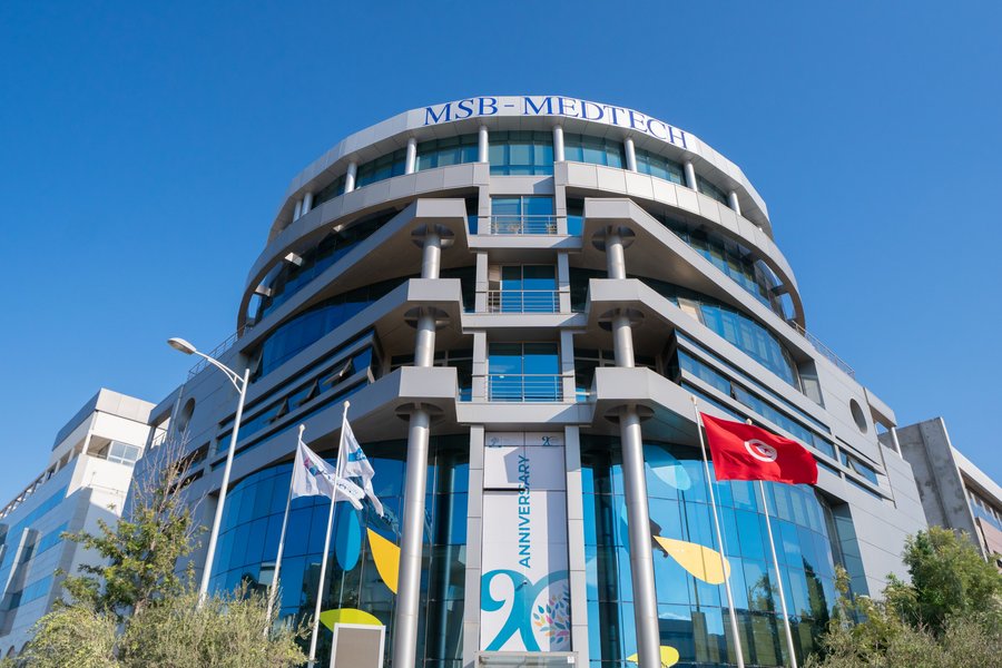 der moderne, halbrunde Eingang zur Mediterranean School of Business (MSB)
