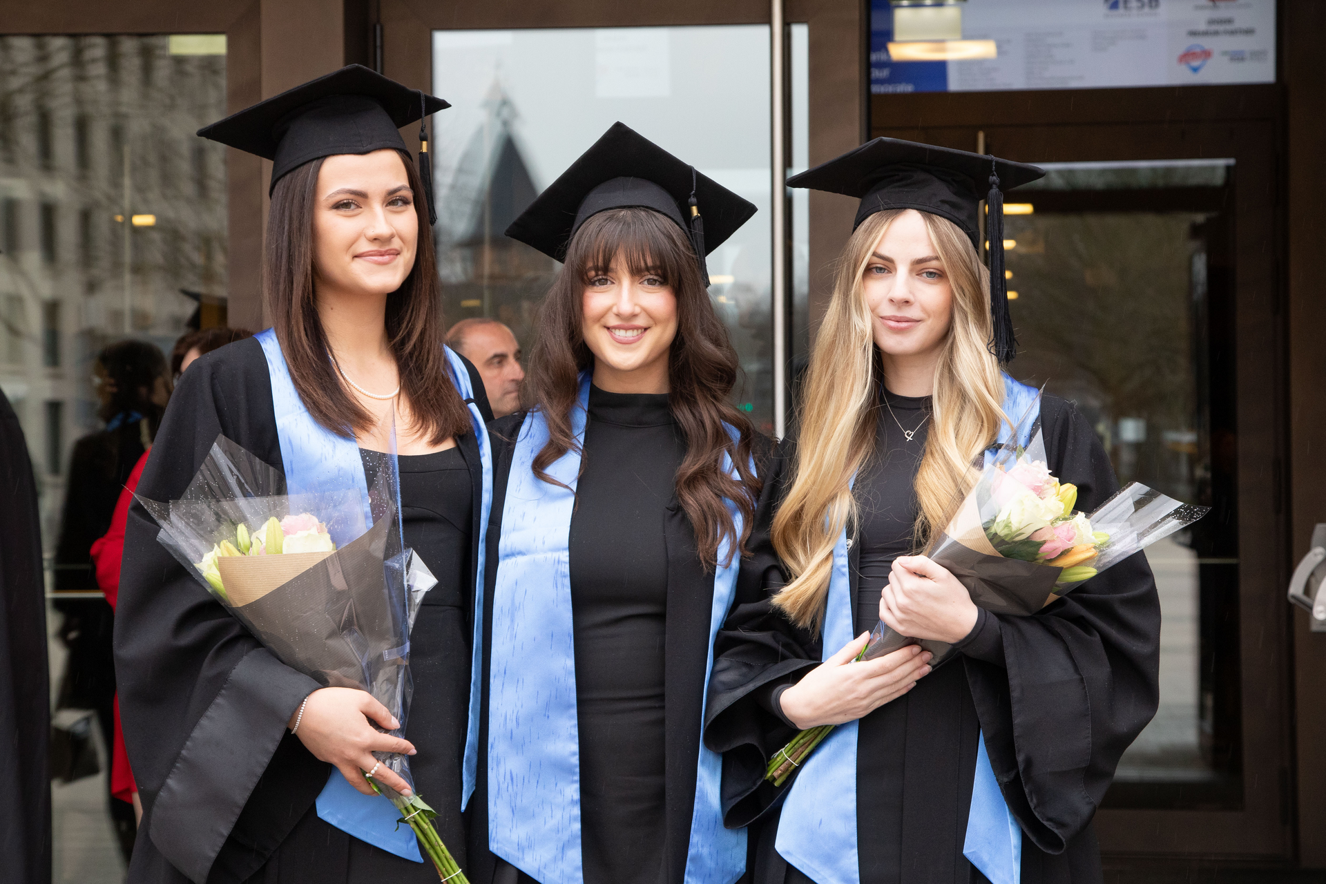 Mit Talar und Abschlusshut feiern die Kommilitoninnen und Kommilitonen gemeinsam ihren Abschluss an der ESB