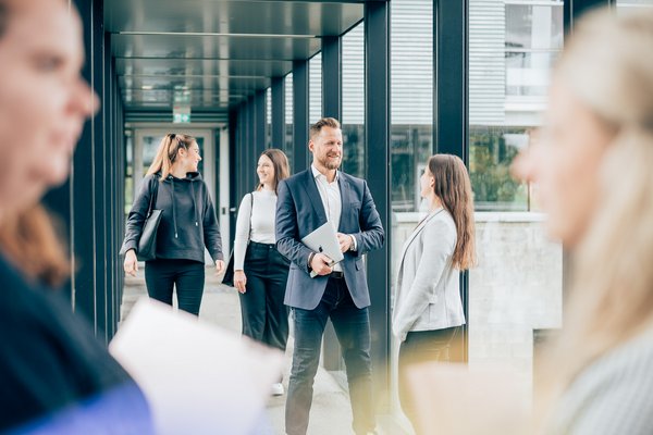 Professor und Studierende im Gespräch im Gang der ESB Business School 