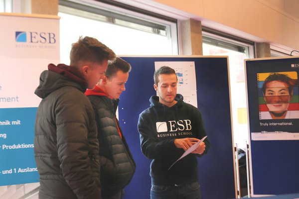 Studenten der ESB Business School bei einer Diskussion im Gebäude 