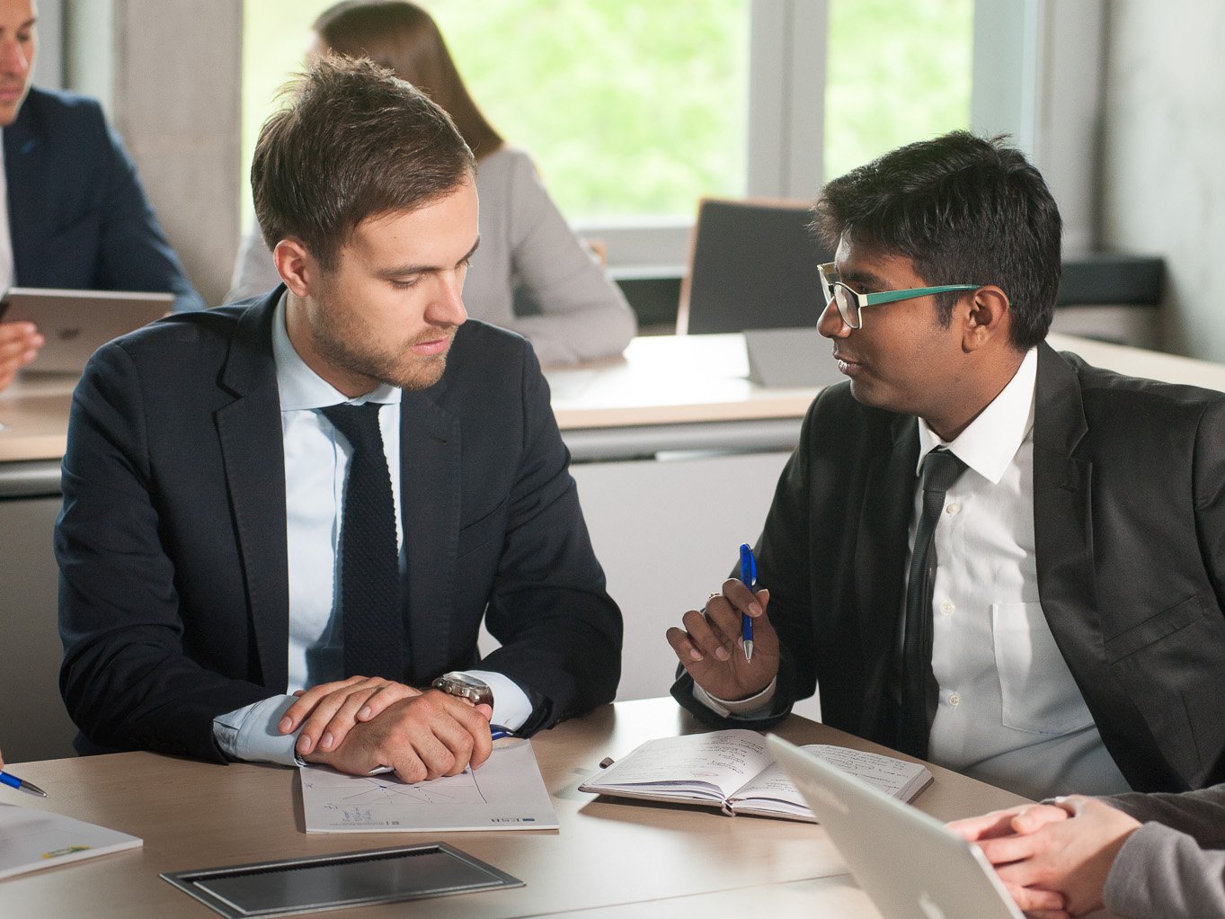 Studierende der ESB Business School International Management Full-Time im Gespräch mit einem Vertreter eines Partnerunternehmens