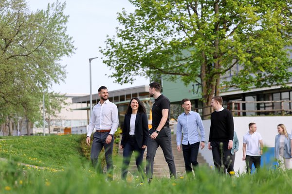 Master-Studierende vor dem ESB Gebäude 17 auf dem Campus