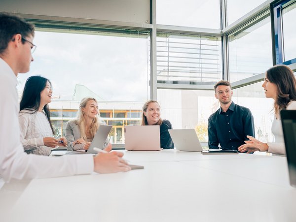 International Management Part-Time Studierende im Gespräch miteinander in den Räumlichkeiten der ESB Business School.