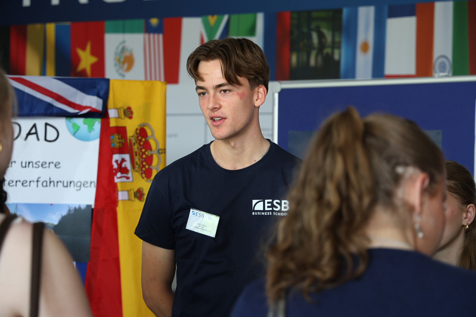Studierender der ESB Business School im Gespräch am Tag der offenen Tür