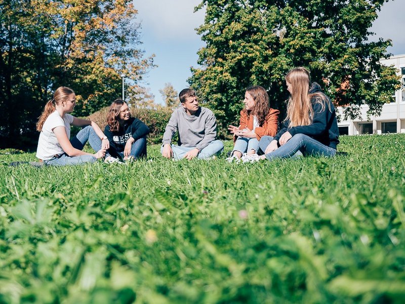 DIME Studierende beim Entspannen auf dem Campus der ESB Business School