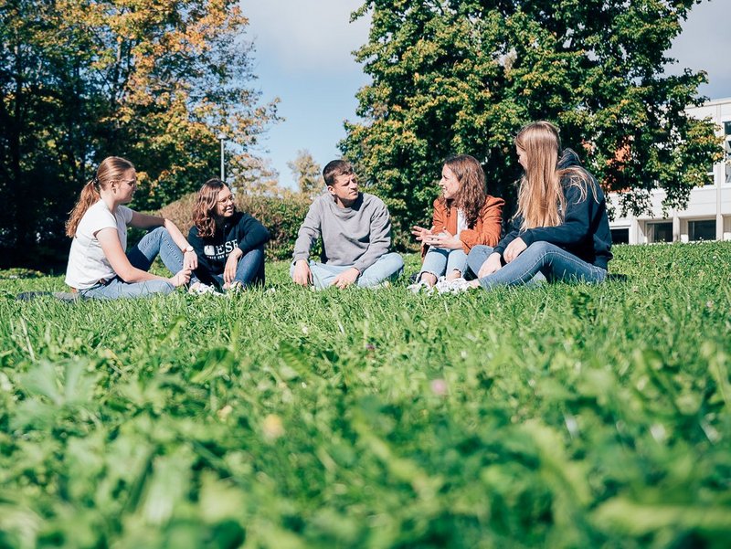 DIME Studierende beim Entspannen auf dem Campus der ESB Business School 