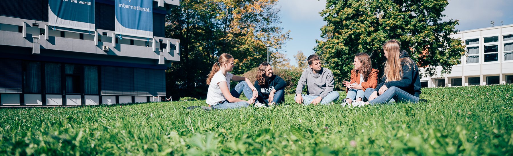 Studierenden beim Entspannen auf dem Campus der ESB Business School 