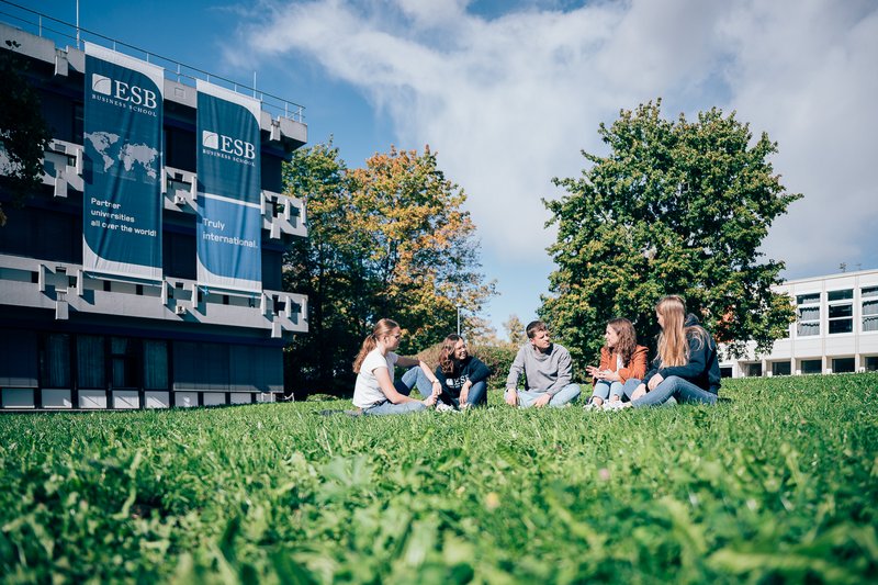 DIME Studierende beim Entspannen auf dem Campus der ESB Business School 