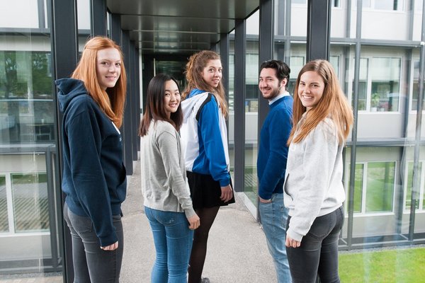 Studierende in Gebäude 17