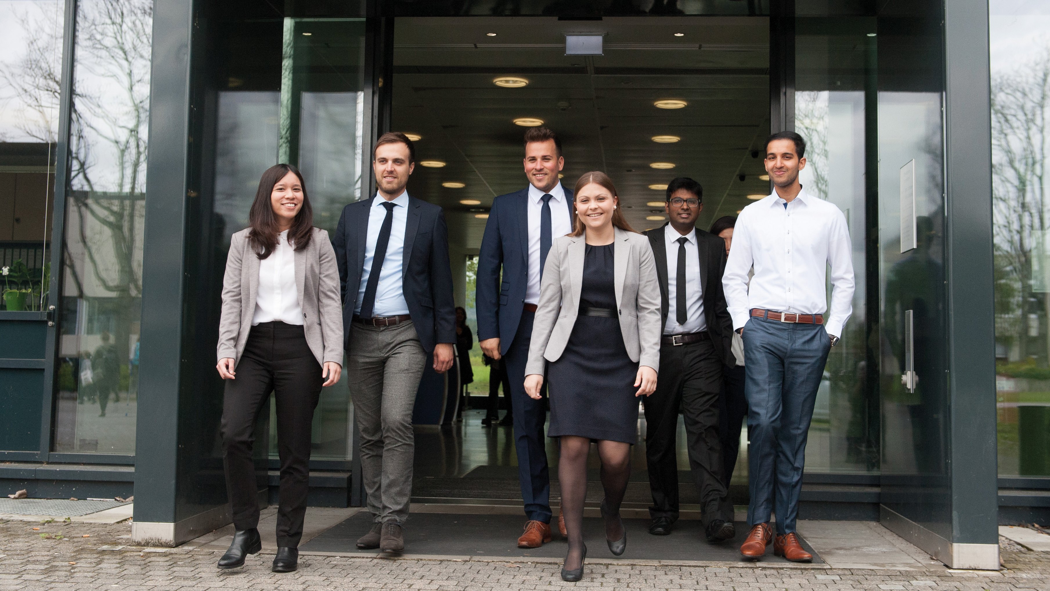 graduates visiting recruitment fair Studierende der ESB Business School beim Verlassen des Bibliotheksgebäudes