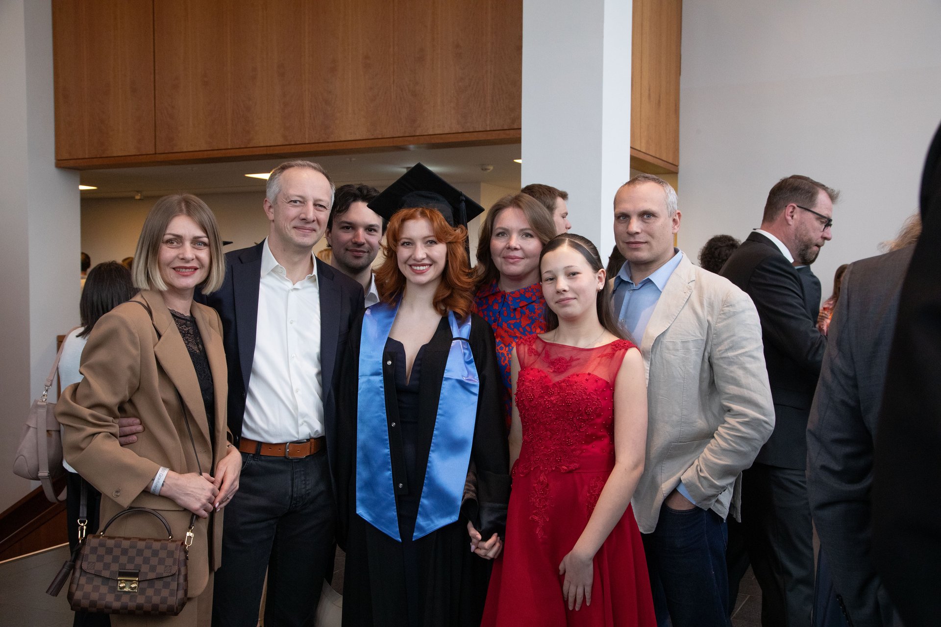 Mit Familien und Freunden feiern die Absolventinnen und Absolventen der ESB Business School ihren Abschluss