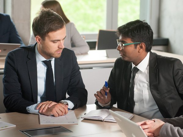 Studierende der ESB Business School International Management. Für Offiziere und Professionals Professor im Gespräch mit einem Vertreter eines Partnerunternehmens