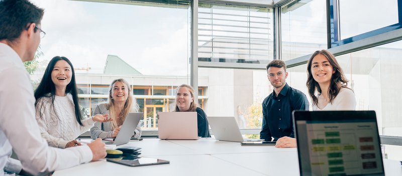 Master Student/-innen der ESB Business School beim gemeinsamen Lernen in einem Vorlesungsraum.