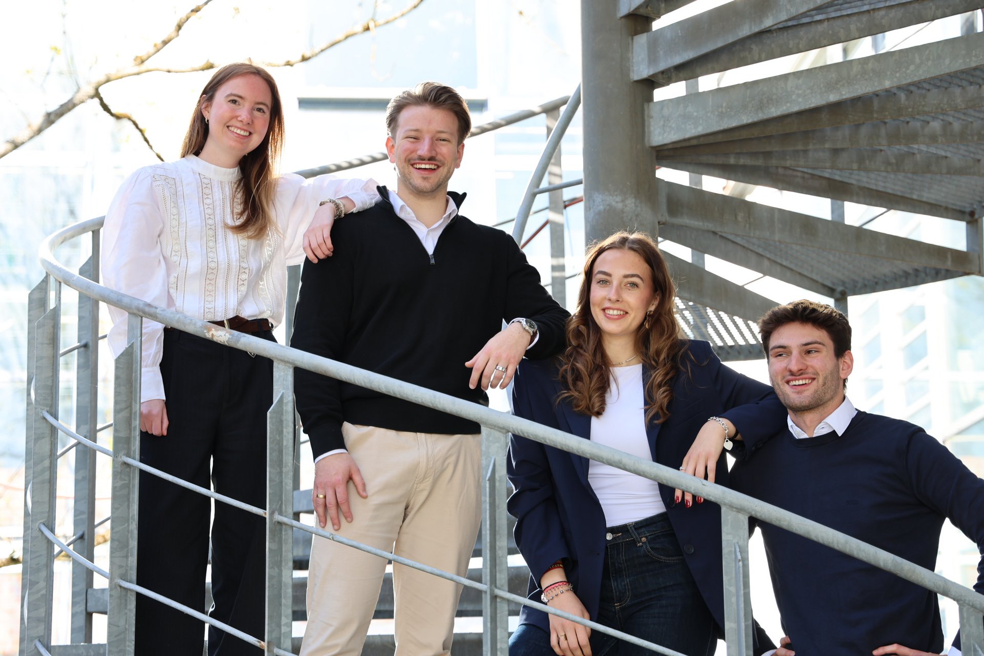 Junge Studierende auf einer Wendeltreppe