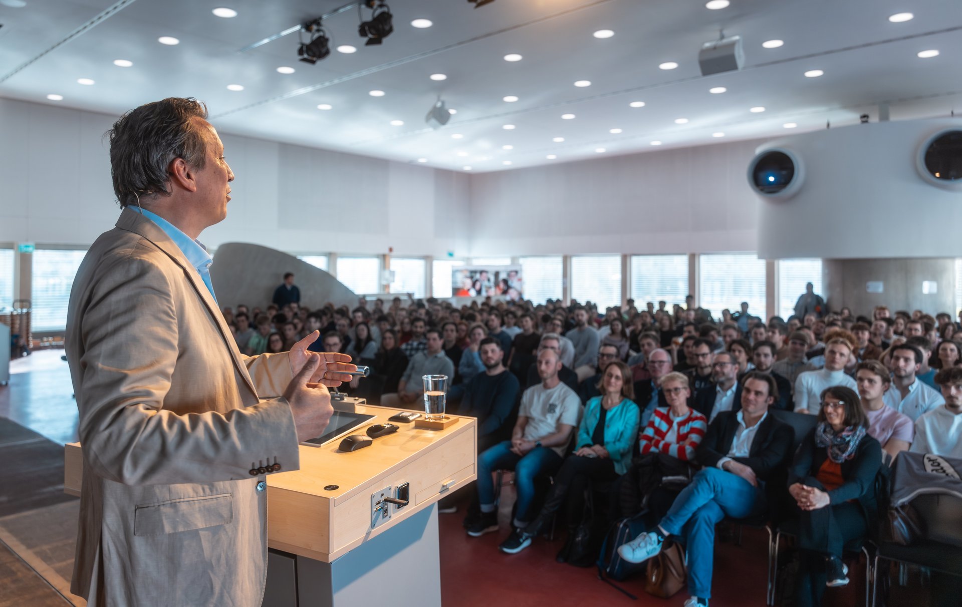 Lionel Souque hält einen Vortrag an der ESB Business School