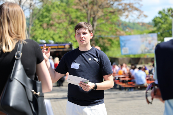 Ein Bachelor-Student am Tag der offenen Tür 2026
