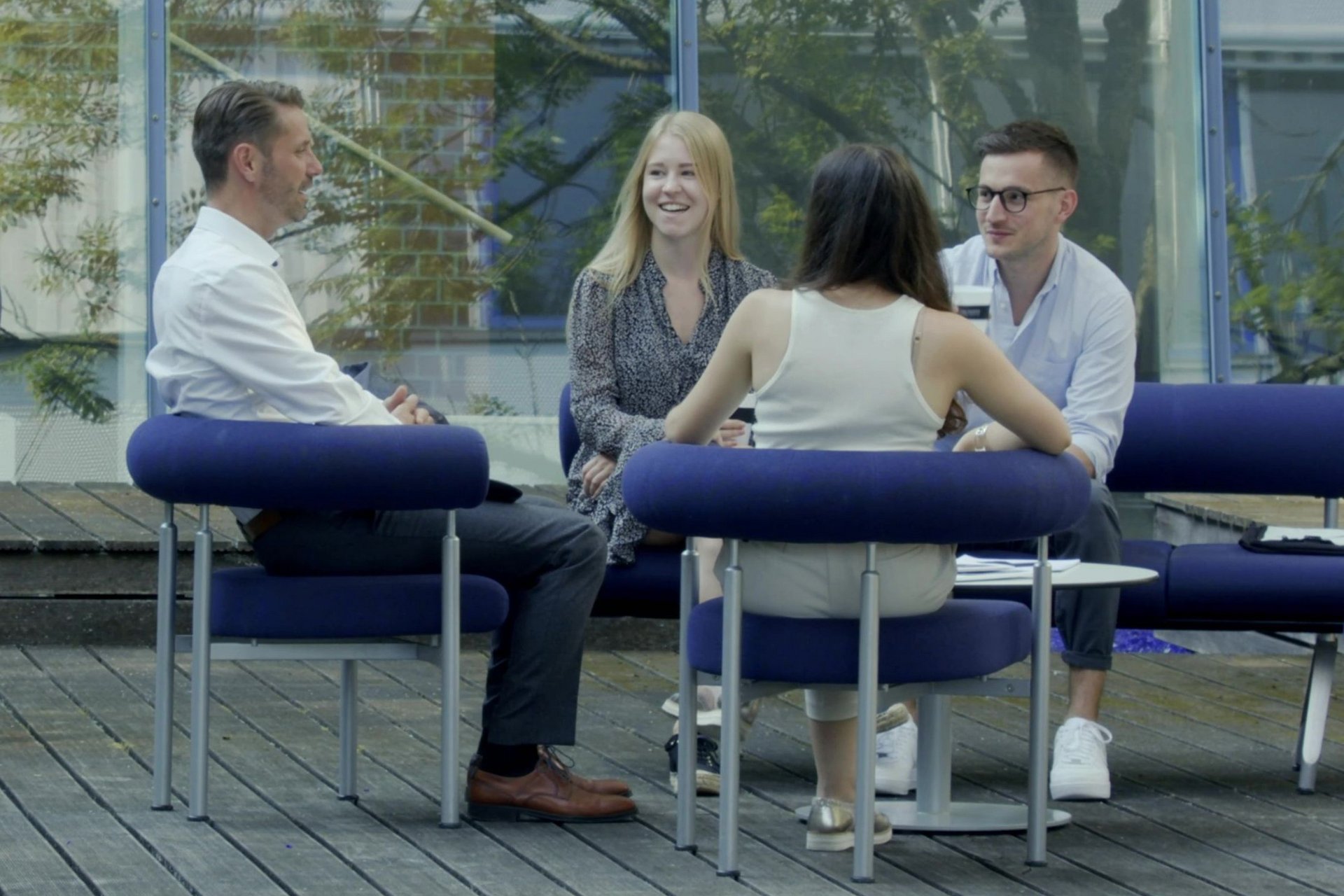 International Retail Management Studierende im Gespräch miteinander in den Räumlichkeiten der ESB Business School.